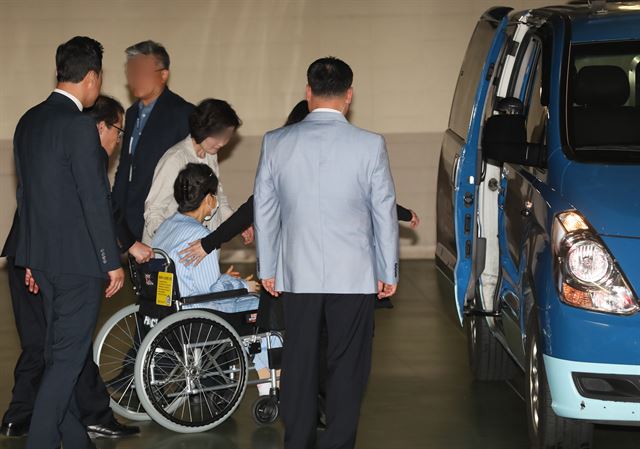 박근혜 전 대통령이 9일 오전 서울 서초구 서울성모병원에서 허리통증 치료를 마친 뒤 나오고 있다. 연합뉴스