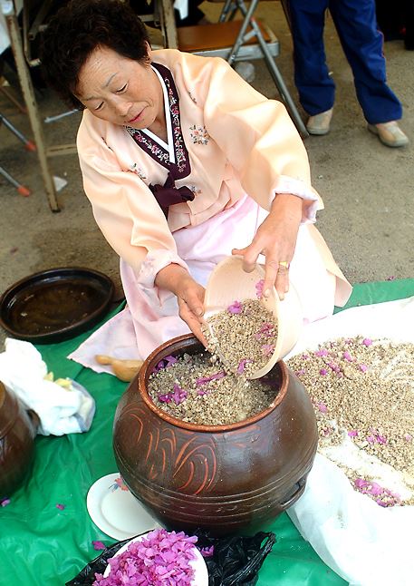 면천두견주 주조시연 모습. 당진시 제공/2018-05-09(한국일보)