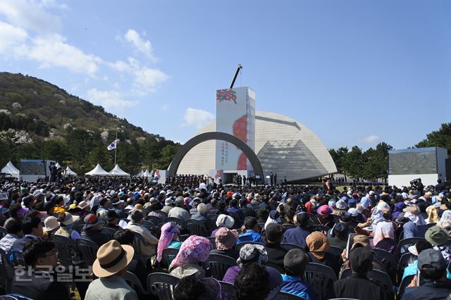 [저작권 한국일보]전국 고등학생들이 2020년부터 사용될 한국사 교과서를 통해 제주 4ㆍ3사건을 올바르게 배울 수 있게 됐다. 사진은 올해 4월 3일 제주4ㆍ3평화공원에서 진행된 4ㆍ3 70주년 추념식 전경. 김영헌 기자.