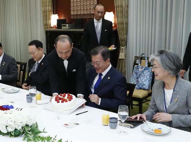 문재인 대통령이 9일 일본 도쿄 총리공관에서 열린 한-일 정상회담 오찬에서 아베 신조 일본 총리로부터 대통령 취임 1주년 기념 축하 케이크를 받았다. 고영권 기자