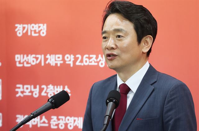 재선에 도전하는 남경필 경기지사가 9일 경기 수원시 경기도청 브리핑룸에서 제7회 전국동시지방선거 자유한국당 경기도지사 예비후보 등록 기자회견을 하고 있다. 연합뉴스