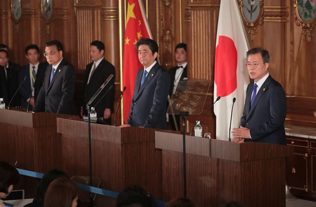 문재인 대통령과 아베 신조 일본 총리, 리커창 중국 국무원 총리가 9일 오전 일본 도쿄 영빈관 '카초노마'에서 제7차 한·일·중 정상회의 공동언론문 발표를 하고 있다. 고영권기자