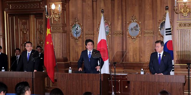 문재인 대통령과 아베 신조 일본 총리, 리커창 중국 국무원 총리가 9일 오전 일본 도쿄 내각부 영빈관에서 제7차 한중일 정상회의 공동언론 발표를 하고 있다. 고영권기자