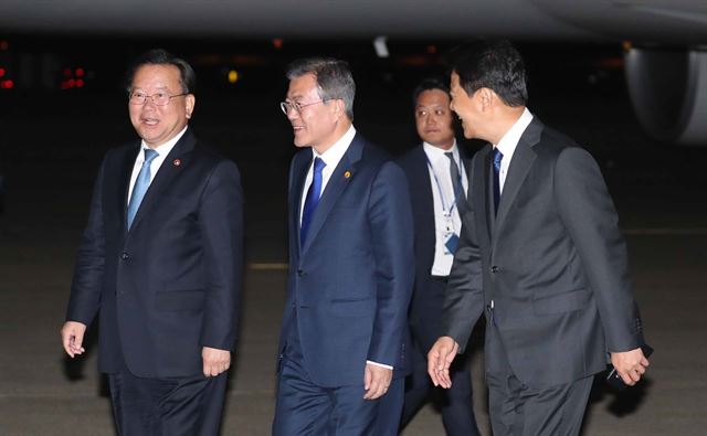 문재인 대통령이 9일 일본에서 열린 한중일 3국 정상회의를 마치고 성남공항에 도착한 뒤 이동하고 있다. 왼쪽부터 김부겸 행정안전부 장관, 문 대통령, 임종석 실장. 고영권 기자