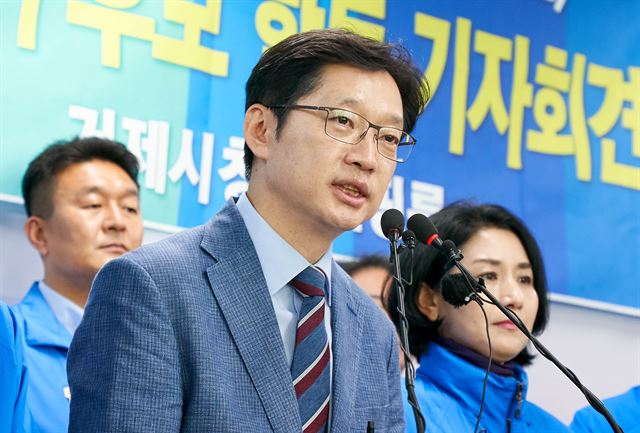 더불어민주당 김경수 경남도지사 후보가 10일 오전 거제시청을 방문해 거제지역 후보자와 함께 합동 기자회견을 열고 있다. 연합뉴스