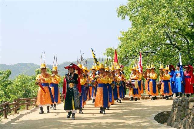 취타대가 제25회 도산별과 행사에 앞서 10일 오전 도산서원 입구를 행진하고 있다. 이번 행사에는 전국의 한시인과 시조인 등 250여 명이 참가했다. 안동시 제공