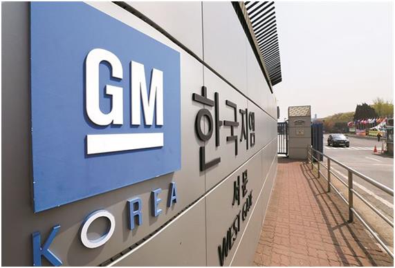 한국GM 부평공장에 걸린 GM 엠블럼. 뉴시스