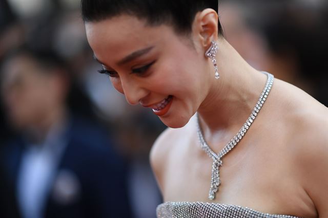 [PAF20180509058901848] <YONHAP PHOTO-3220> Chinese actress Fan Bingbing poses as she 9일(현지시간) 프랑스 칸 팔레 데 페스티발에서 열린 제 71회 칸 국제영화제(Cannes Film Festival) 레드카펫에서 배우 판빙빙이 포즈를 취하고 있다. AFP 연합뉴스