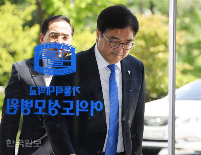 우원식 더불어민주당 원내대표가 10일 단식 중 호흡곤란으로 병원으로 이송된 김성태 자유한국당 원내대표를 만나기 위해 여의도 성모병원에 도착하고 있다. 오대근기자 inliner@hankookilbo.com