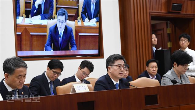 김동연 경제부총리 겸 기획재정부 장관이 10일 오전 서울 종로구 정부서울청사에서 열린 경제장관회의에서 발언하고 있다.배우한 기자