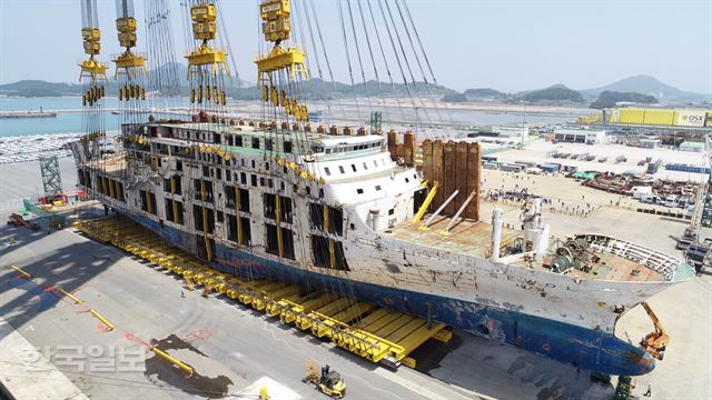 10일 오후 전남 목포시 목포 신항에서 세월호가 94.5도로 세우는 작업이 성공적으로 진행됐다. 목포=서재훈 기자 spring@hankookilbo.com