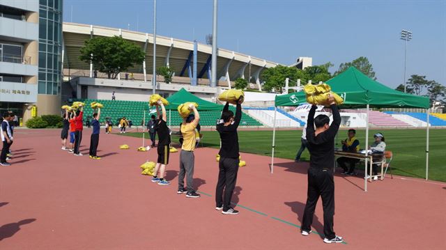 10일 구미시민운동장 보조경기장에서 열린 구미시 환경미화원 공개채용 체력검정시험에 참여하고 있다. 구미시 제공