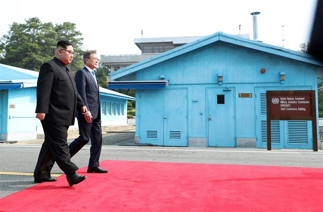 문재인 대통령과 김정은 북한 국무위원이 4월 27일 오전 판문점에서 열린 정상회담에 앞서 전통의장대의 호위를 받으며 환영식장으로 이동하고 있다. 고영권기자