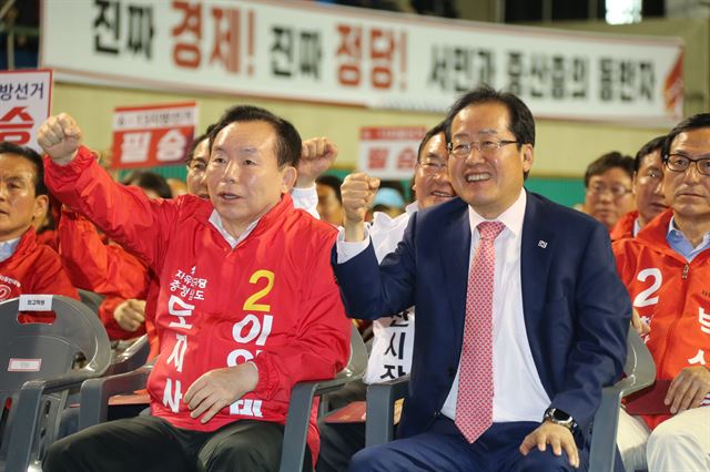 자유한국당 홍준표(오른쪽) 대표와 이인제 충남지사 후보가 10일 충남 홍성 홍주문화체육센터에서 열린 6.13 지방선거 충남 필승결의대회에서 주먹을 불끈 쥐고 있다. 자유한국당 제공=연합뉴스