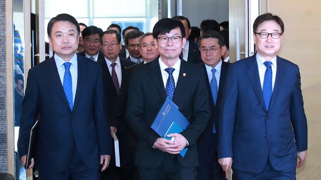 김상조 공정거래위원장(가운데)이 10일 오전 서울 남대문로 대한상공회의소 체임버 라운지에서 열린 정책간담회에 10대 그룹 전문 경영인들과 함께 입장하고 있다. 연합뉴스