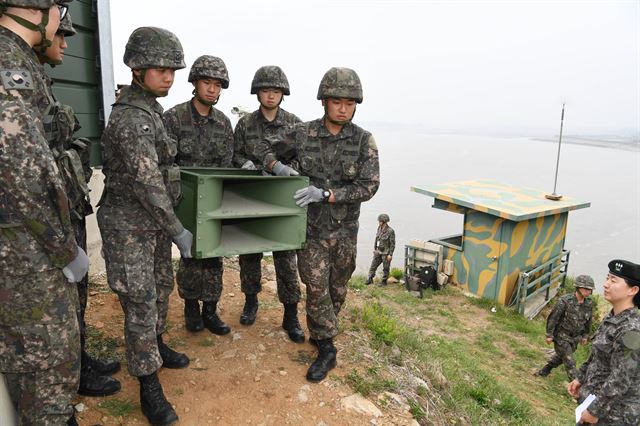 1일 경기 파주 민간인 통제구역내 설치되어 있는 고정형 대북 확성기를 철거하고 있다. 사진공동취재단