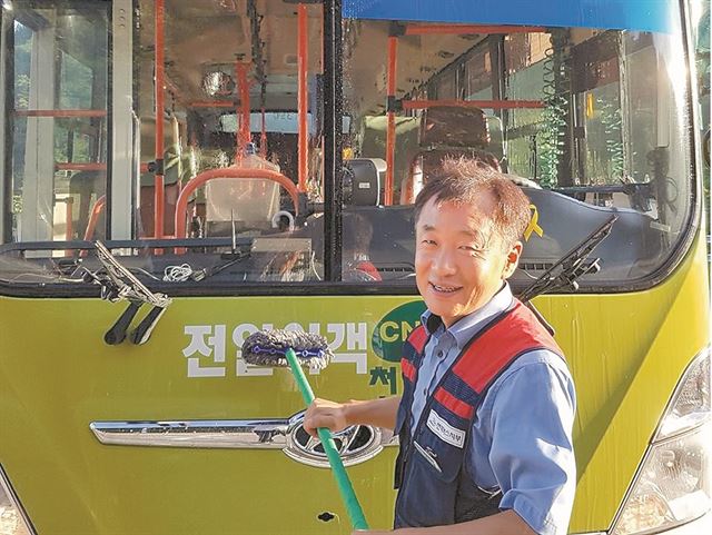 '나는 그냥 버스기사입니다'를 낸 전주 시내버스 기사 허혁. ‘을 중의 을’ 시내버스 기사를 하면서 서비스는 정신에 있는 게 아니라 몸에 있는 것이라 강조한다. 허혁 제공