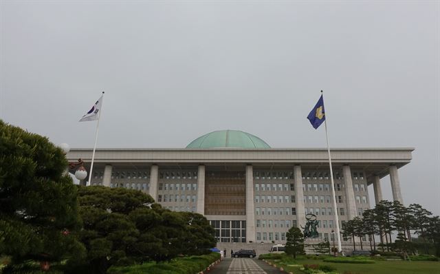 6·13 지방선거에 출마하는 국회의원 4명의 사직 안건 처리를 위해 '원포인트' 본회의가 열릴지 주목되는 14일 오전 서울 여의도 국회가 안개에 쌓여 있다. 연합뉴스