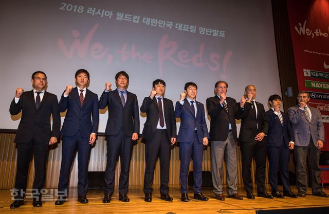 월드컵 축구대표팀 신태용 감독을 비롯한 코칭스태프가 14일 서울시청 다목적홀에서 열린 2018 러시아월드컵 최종 명단 발표 기자회견을 마친 뒤 기념촬영을 하고 있다. 류효진 기자