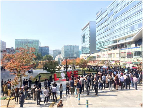 판교테크노밸리 입주 기업 임직원들이 지난해 열린 한 문화행사를 관람하고 있다. 경기도경제과학진흥원 제공