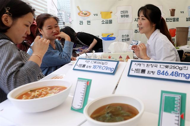 서울 광화문 광장에서 지난 11일 열린 식품안전박람회에서 서울시 어린이급식관리지원센 관계자들이 식품에 함유된 나트륨 양에 대해 설명하고 있다. 연합뉴스