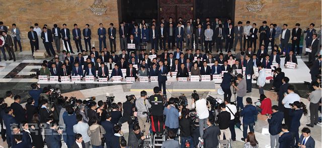 김성태 자유한국당 원내대표와 의원들이 14일 오전 국회 본회의장 입구에서 본회의 저지를 위해 비상의원총회를 하고 있다. 오대근 기자 inliner@hankookilbo.com