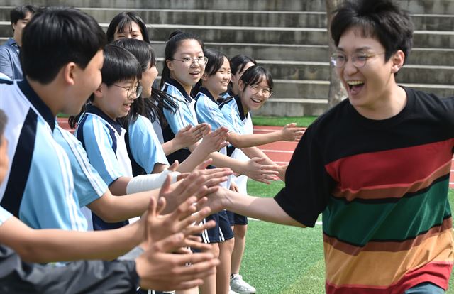 스승의 날인 15일 오전 대구 북구 복현중학교에서 열린 사제존중 체육대회에서 교사와 제자들이 하이파이브를 하며 즐거운 시간을 보내고 있다. 뉴시스