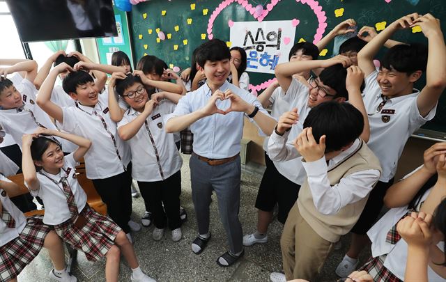 스승의 날을 하루 앞둔 14일 오후 경기도 수원시 팔달구 매향중학교에서 학생들이 선생님을 사랑하는 마음을 담아 손으로 하트를 그리고 있다. 연합뉴스