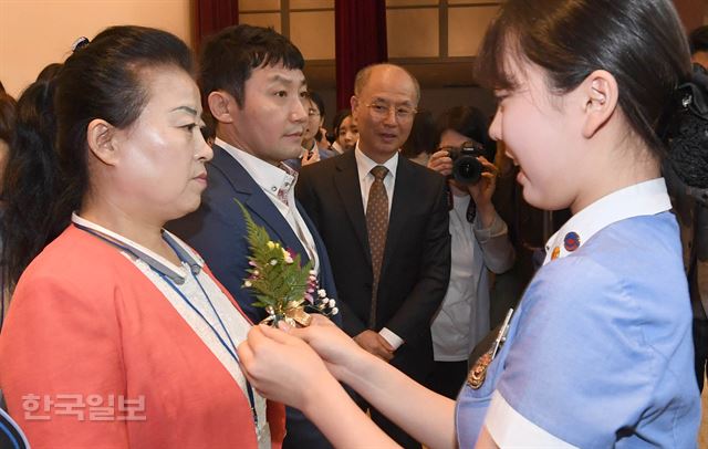 15일 서울 은평구 선정국제관광고등학교에서 열린 '제5회 남북교사와 함께하는 스승의날'에 참석한 탈북 일일 교사들이 학생에게 카네이션을 전달받고 있다. 서재훈기자