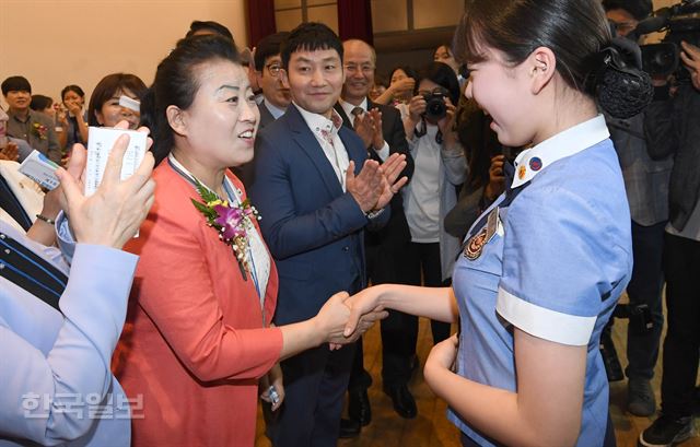 15일 서울 은평구 선정국제관광고등학교에서 열린 '제5회 남북교사와 함께하는 스승의날'에 참석한 탈북 일일 교사들이 학생에게 카네이션을 전달받고 있다. 서재훈기자