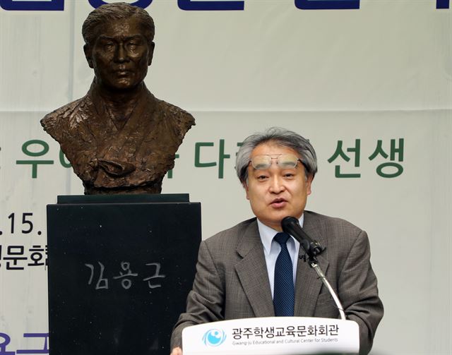 우에무라 다카시 전 일본 아사히신문 기자가 15일 오전 광주 서구 치평동 광주학생문화회관 잔디광장에서 제24회 김용근 민족교육상을 수상한 후 소감을 이야기하고 있다. 뉴스1