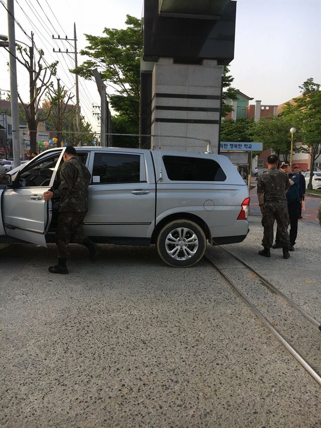 경북 구미시 구미고등학교 앞에서 1970년대 훈련용 수류탄이 발견돼 군 당국이 출동해 현창을 정리하고 있다. 독자제공