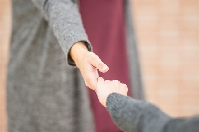 자살예방 게이트키퍼 교육을 받은 사람들이, 주변인의 자살 위험을 감지하고 사전에 도움의 손을 내미는 일이 늘고 있다. 게티이미지뱅크