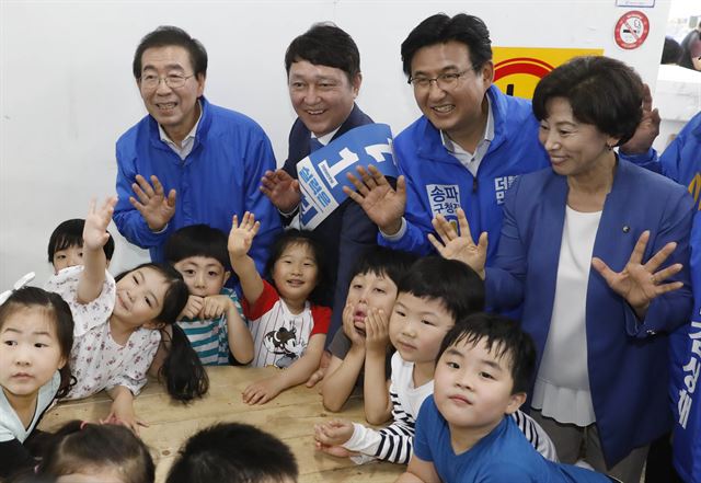 박원순 더불어민주당 서울시장 후보가 15일 서울 송파구 가락몰을 찾아 최재성 더불어민주당 송파을 후보, 박성수 송파구청장 후보와 함께 어린이들과 기념촬영 하고 있다. 뉴시스