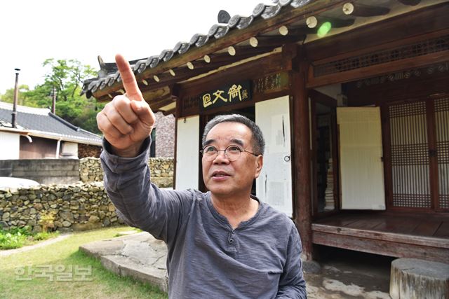 김용택 시인이 마을 앞 섬진강 건너 진메(‘긴 산’의 전라도 방언)를 가리키고 있다.