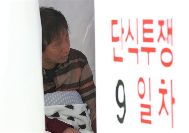 김성태 자유한국당 원내대표가 지난 11일 국회 본청 앞 농성장에서 '드루킹 사건'으로 불리는 민주당원 댓글조작 사건의 특검수용을 요구하며 9일째 노숙 단식농성을 하고 있다. 뉴스1