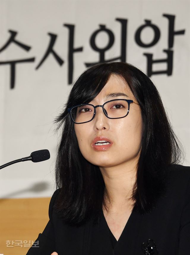 안미현 의정부지검 검사가 15일 서울 서초구 변호사 교육문화회관에서 기자회견을 열고 문무일 검찰총장이 강원랜드 채용비리 수사에 외압을 넣었다며 진상규명을 요구하고 있다. 신상순 선임기자