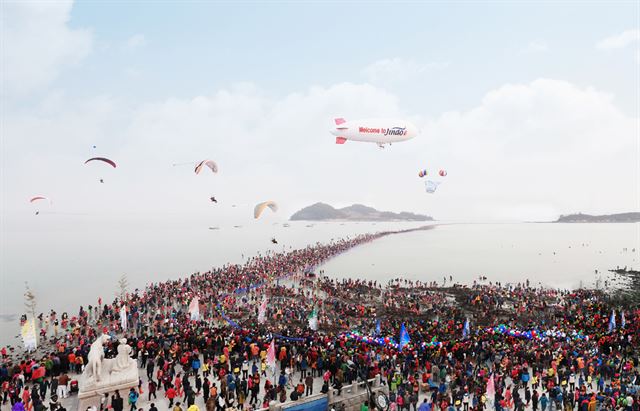 진도 신비의바닷길 축제가 4일간의 일정으로 개막했다. 진도군 제공