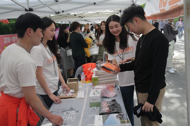 "술 안파는 축제 실천 합니다." 동국대 경주캠퍼스 임석대동제. 동국대 경주캠퍼스 제공