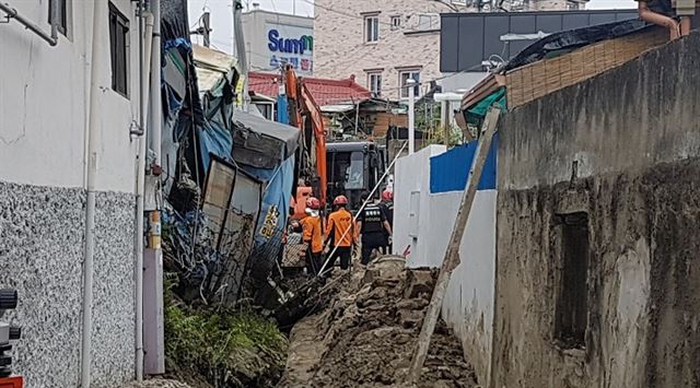 16일 오후 1시44분쯤 전북 전주시 진북동 하수관로 매설공사 현장에서 축대가 무너져 근로자 1명이 매몰돼 소방당국이 구조 작업을 벌이고 있다. 연합뉴스