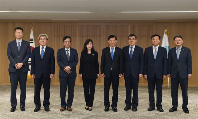 17일 서울 중구 한국일보 본관 대회의실에서 임지원(왼쪽에서 네 번째) 금융통화위원이 취임식 직후 다른 금통위원들과 기념촬영을 하고 있다. 왼쪽부터 하성 감사, 고승범 위원, 조동철 위원, 임 위원, 이주열 총재, 이일형 위원, 신인석 위원, 윤면식 부총재. 한국은행 제공