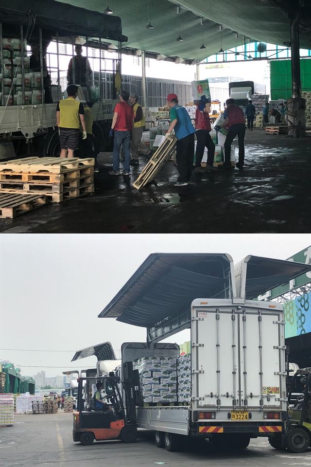 사람이 일일이 원산지 상품을 내렸던 것(위 사진)과 달리 최근 가락시장에선 지게차를 이용해 원산지 상품을 내리는 현대화 작업(아래)이 진행돼 하역부들 일이 줄었다. 이상무 기자