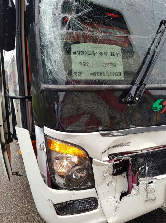 지난 16일 오전 11시께 경기 하남시 서울 외곽순환도로 광암 터널 안에서 버스 3대가 추돌하는 사고가 발생했다. 이 사고로 버스에 탔던 학생과 교사 등 32명이 경상을 입어 병원으로 옮겨졌다. 독자 제공