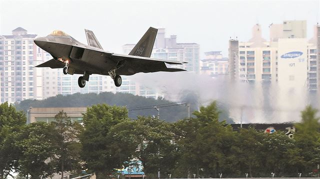 북한이 한·미 공군의 대규모 연합공중훈련인 '맥스선더'(Max Thunder) 훈련을 이유로 남북고위급회담을 전격 취소한 가운데, 16일 오전 광주 공군 제1전투비행단 활주로에 미군 F-22 랩터가 착륙하고 있다. 연합뉴스