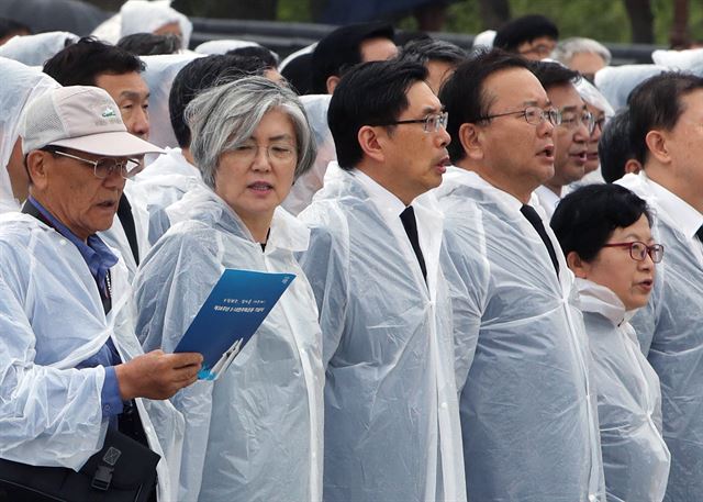 5ㆍ18 민주화운동 38주년 기념식이 18일 광주 북구 운정동 국립 5·18민주묘지에서 열려 강경화 외교부 장관(왼쪽 두번째부터), 박상기 법무부 장관, 김부겸 행정안전부 장관이 '님을 위한 행진곡'을 제창하고 있다. 연합뉴스