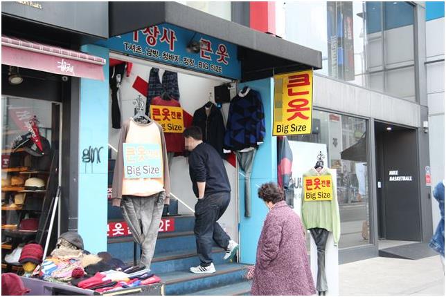 서울 용산구 이태원역 인근 큰옷 가게에 한 남성이 들어서고 있다. 신지후 기자