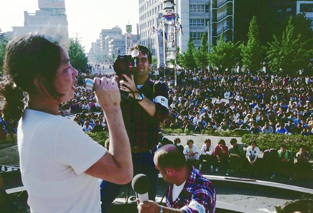 [저작권 한국일보] 독일 제1공영방송(ARD) 기자 힌츠페터가 1980년 5월(날짜 미상) 전남도청 앞 광장에서 열린 집회를 취재하고 있는 모습이 박태홍 전 한국일보 사진부 기자가 취재한 사진에서 발견됐다.