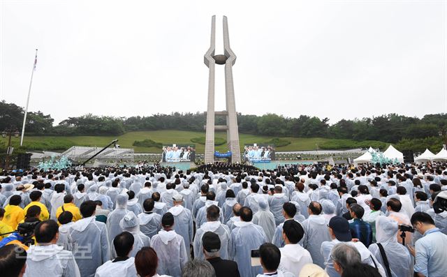 18일 오전 광주 국립 5·18민주묘지에서 제38주년 5·18광주민주화운동 기념식이 열리고 있다. 광주=배우한 기자