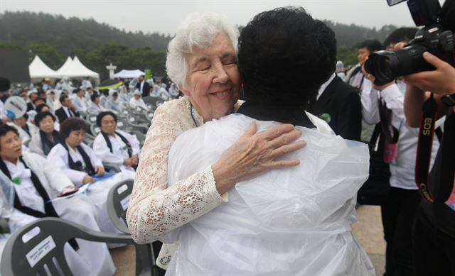 18일 광주 국립 5ㆍ18민주묘지에서 열린 제38주년 5ㆍ18민주화운동 기념식에서 마사 헌틀리 여사가 5ㆍ18 유가족을 안아주고 있다. 광주=배우한 기자