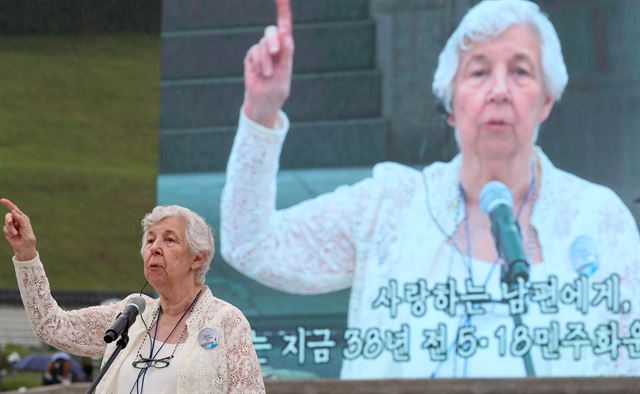 5·18 민주화운동 38주년 기념식이 18일 오전 광주 북구 운정동 국립 5·18민주묘지에서 열렸다. 1980년 5월 항쟁을 목격하고 증언한 마사 헌틀리가 기념사를 하고 있다. 배우한기자